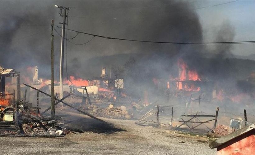 Bolu'da bir evde çıkan yangın çevredeki evlere sıçradı