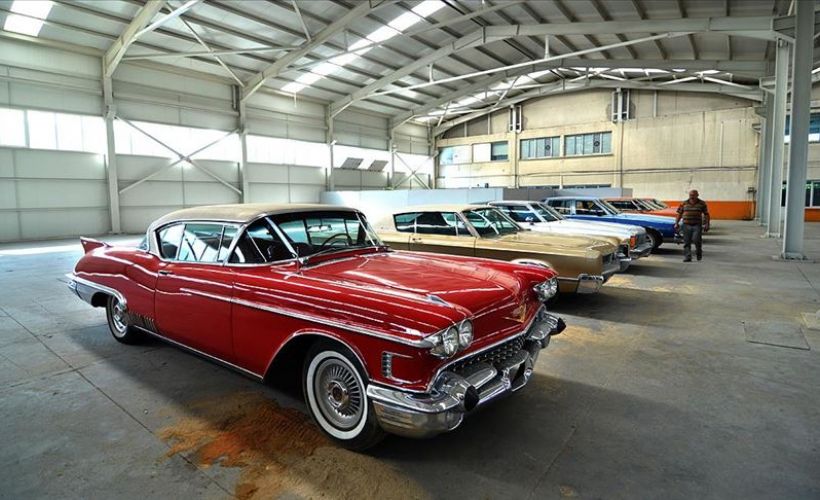 Tutkunu olduğu klasik otomobilleri hurdadan alıp eski ihtişamına kavuşturuyor