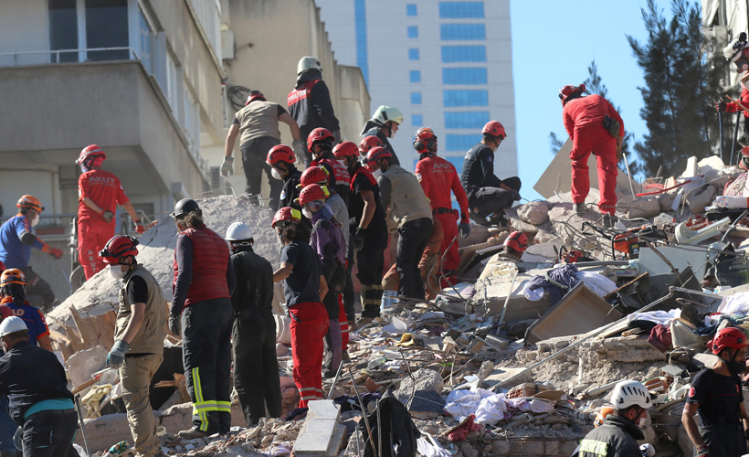 İzmir'de bir kişi 26 saat sonra kurtarıldı