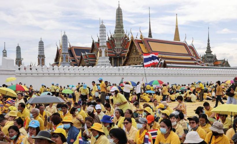 Tayland kralının emrettiği renk ile kral yanlısı gövde gösterisi yaptılar