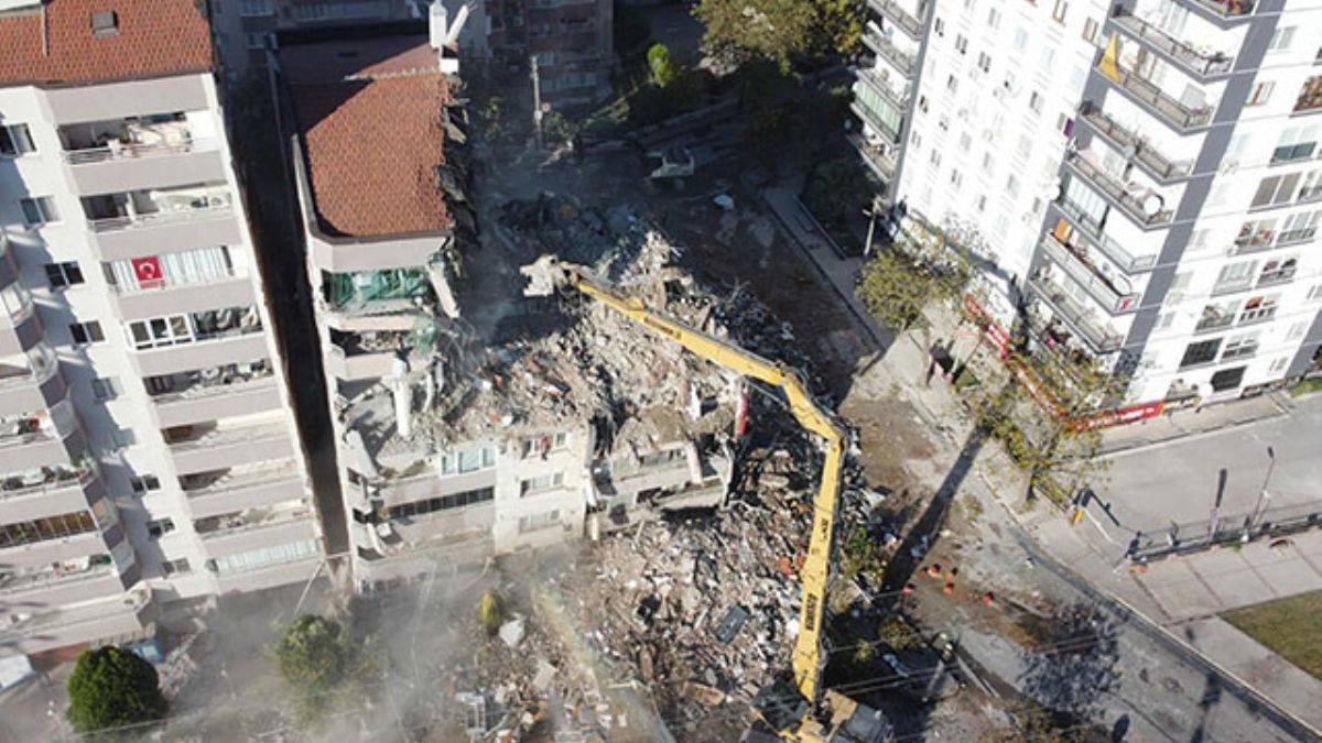 İzmir'deki depremde iki katı çöken Yılmaz Erbek Apartmanı'nın yıkımı başladı