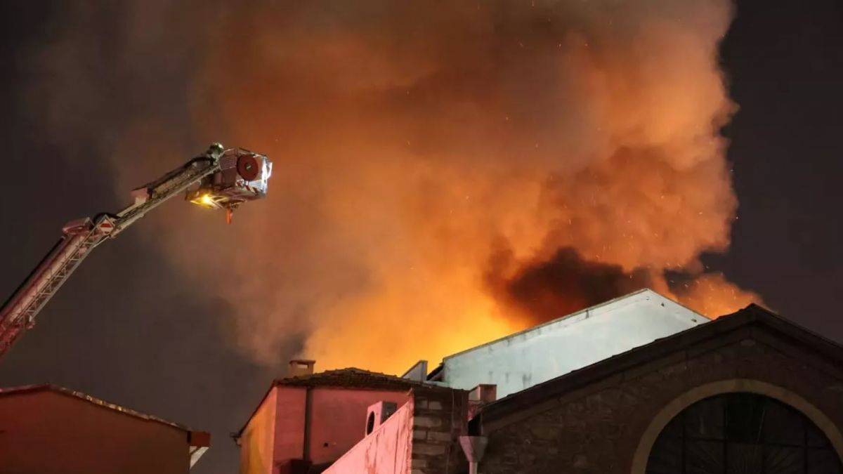 Düzce'de iki katlı ev yandı