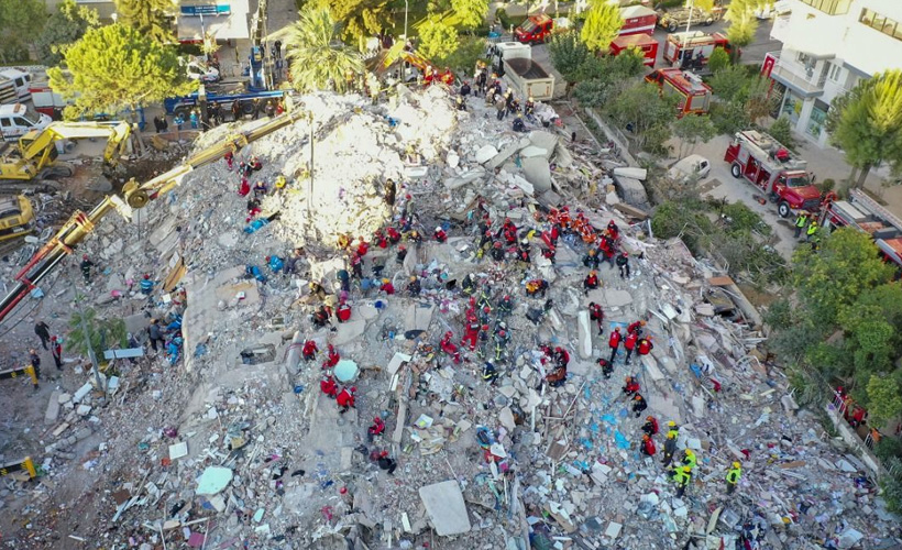 İzmir'deki depremde yıkılan binaların müteahhitlerine gözaltı