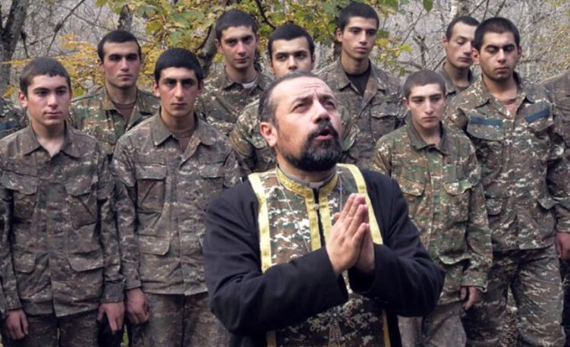 Ermenistan ordusunun çocuk yaşta gönüllüleri papaz huzurunda!