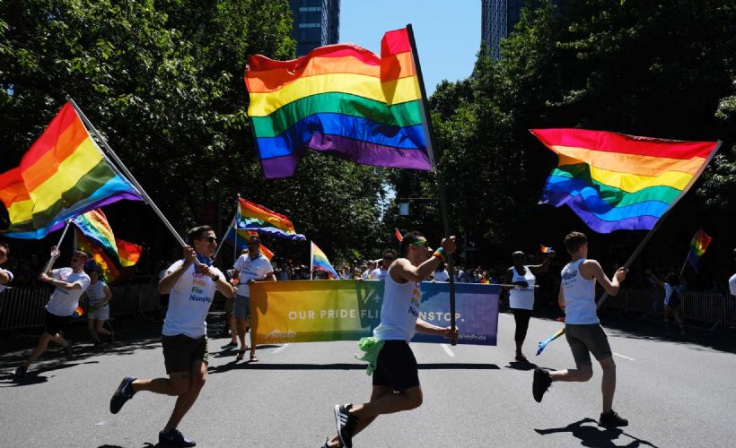 Biden taraftarı LGBTQ hareketinden cadde kapatan kutlama