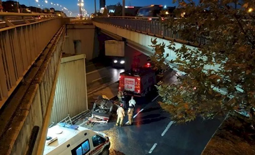 Avcılar'da otomobil köprüden düştü