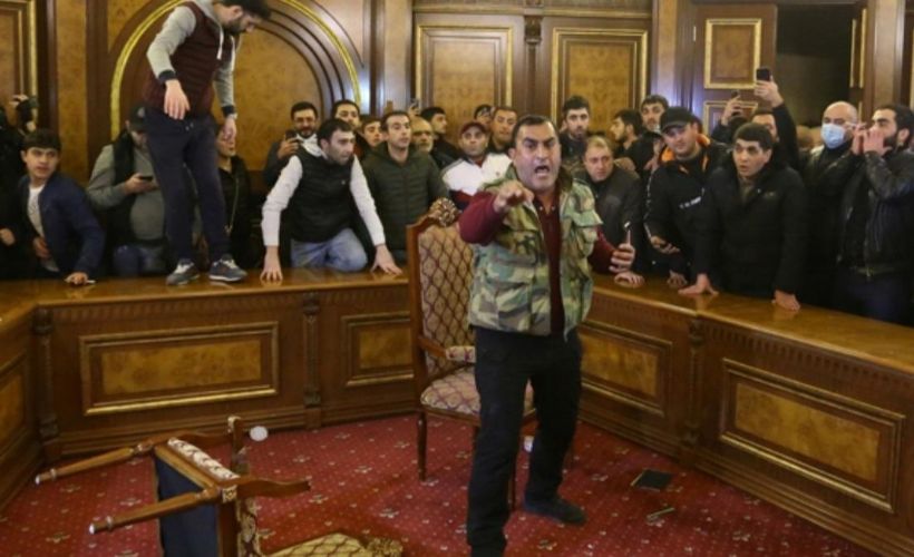 Ermenistan karıştı! Halk parlamentoyu bastı, Paşinyan'ın odasına girdi