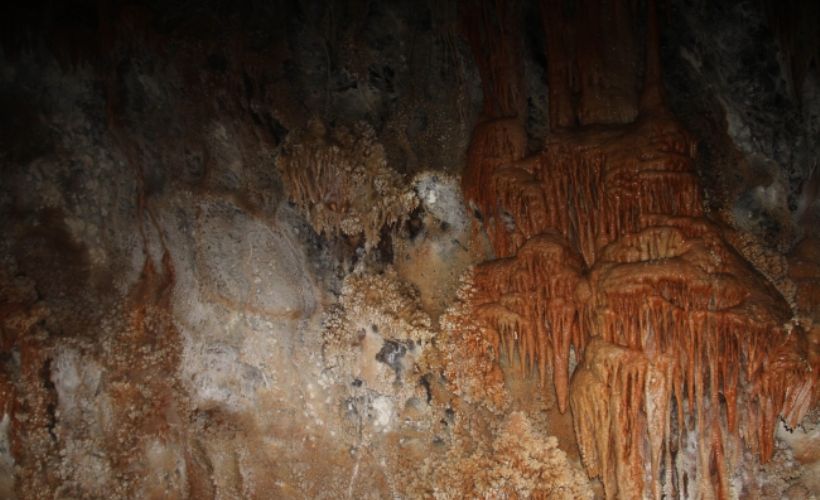 Ev arsasının temel kazısında mağara ortaya çıktı