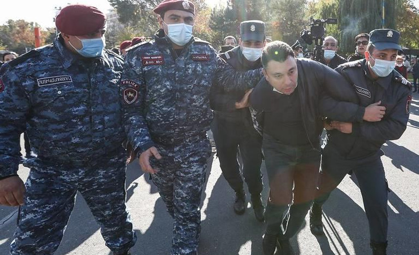 Ermenistan’da sokaklar karıştı: Polisle protestocular arasında çatışma çıktı