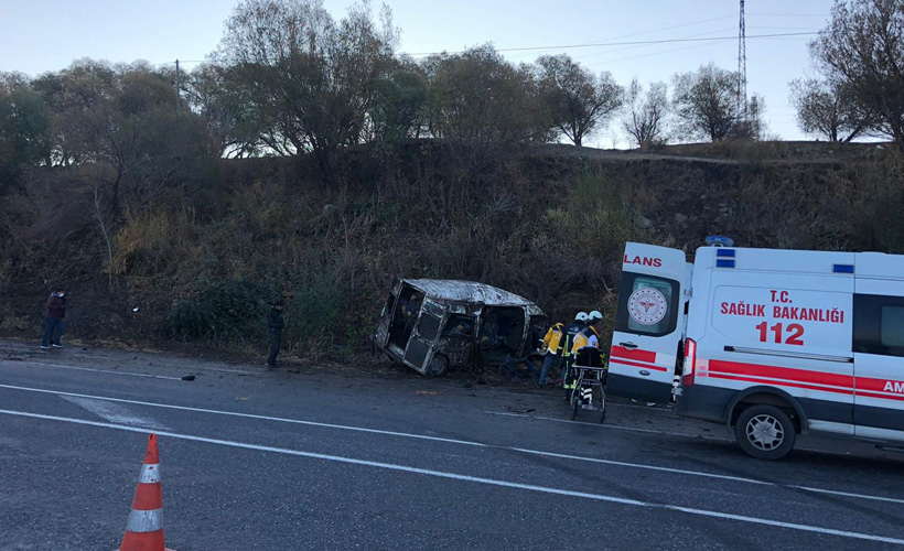 Van'da sığınmacıları taşıyan minibüs devrildi: Ölü ve yaralılar var