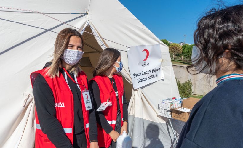 Kızılay İzmir’deki yardımlarını sürdüyor