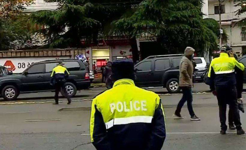 Gürcistan’da rehine krizi: Silahlı bir kişi 9 kişiyi rehin aldı