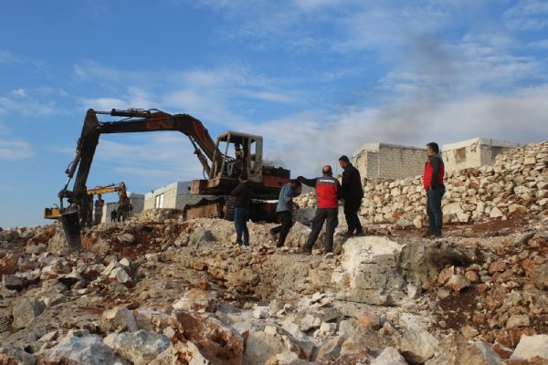 Sadakataşı İdlib'de 100 briket evin temelini attı