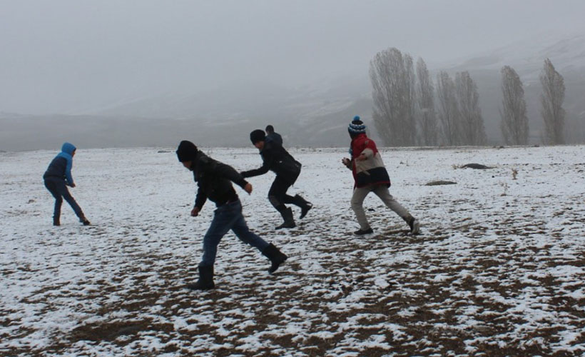 Ağrı'da çocukların kar keyfi