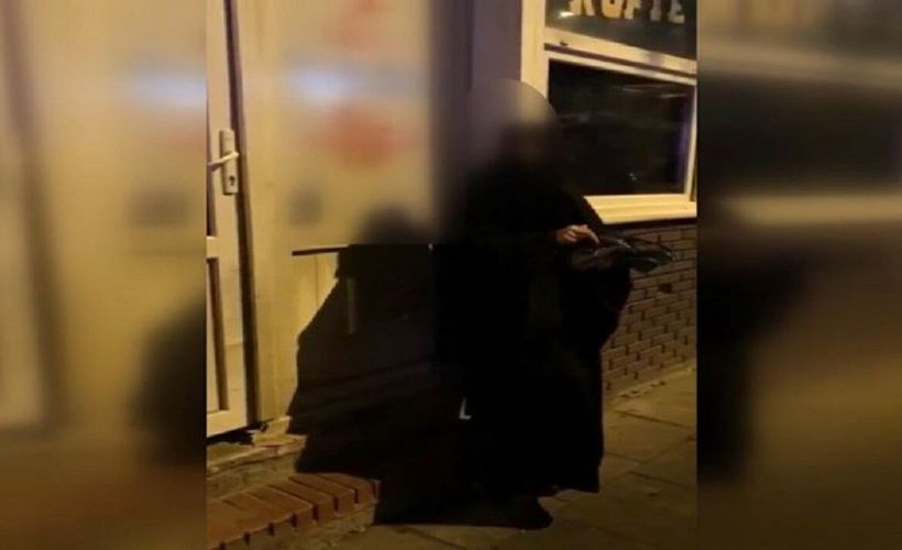 Sokak kedilerini kesip yiyen kadın suçüstü yakalandı