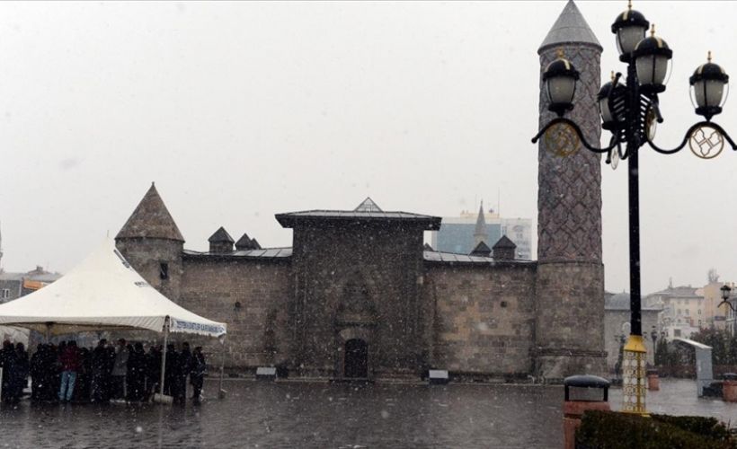 Erzurum'da kar yağışı etkili oluyor