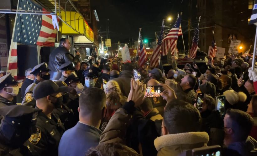 Koronavirüs önlemlerine uymayıp tutuklanan bar sahibine destek gösterisi