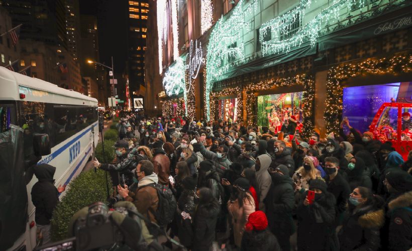 New York'ta Noel ağacını görüntülemek için sosyal mesafeyi hiçe saydılar