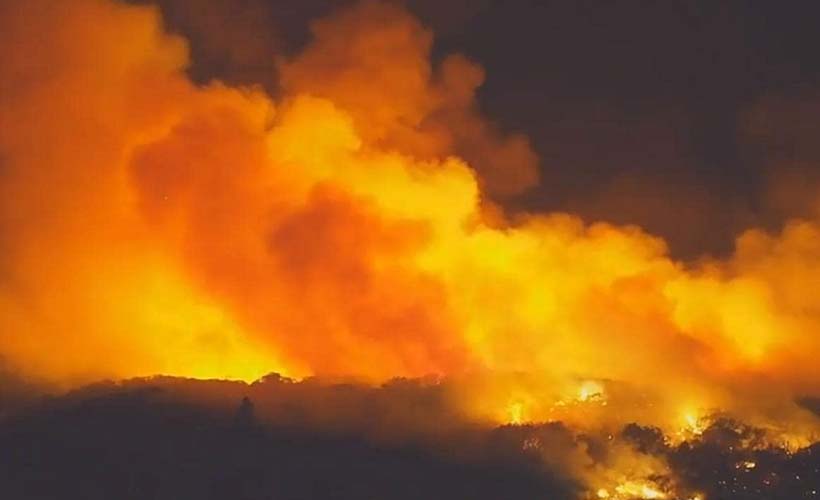 Fraser Adası’ndaki yangın yerleşim yerlerini tehdit ediyor