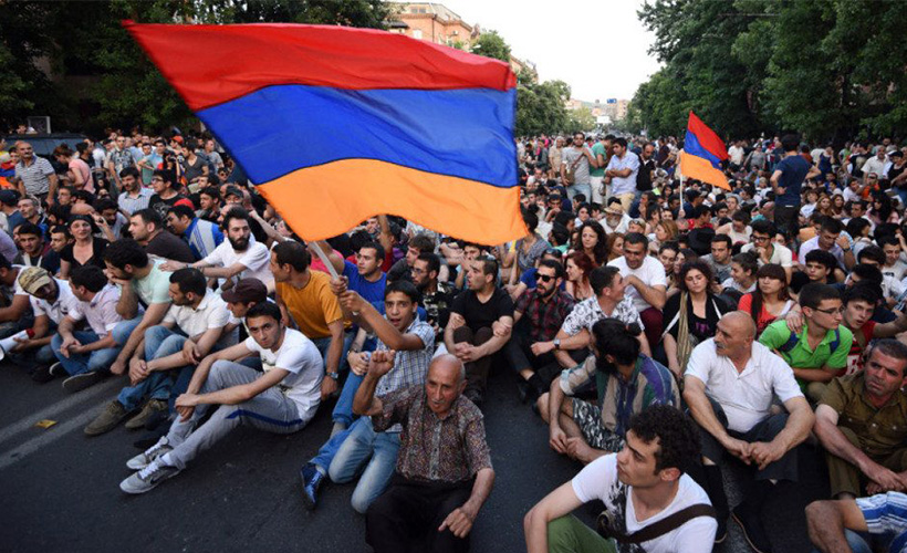 Ermenistan’da protestocular, başkentin sokaklarını kapattı