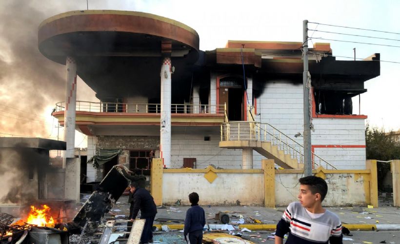 Irak'ın kuzeyindeki protestolarda üç kişi öldürüldü, resmi binalar ateşe verildi