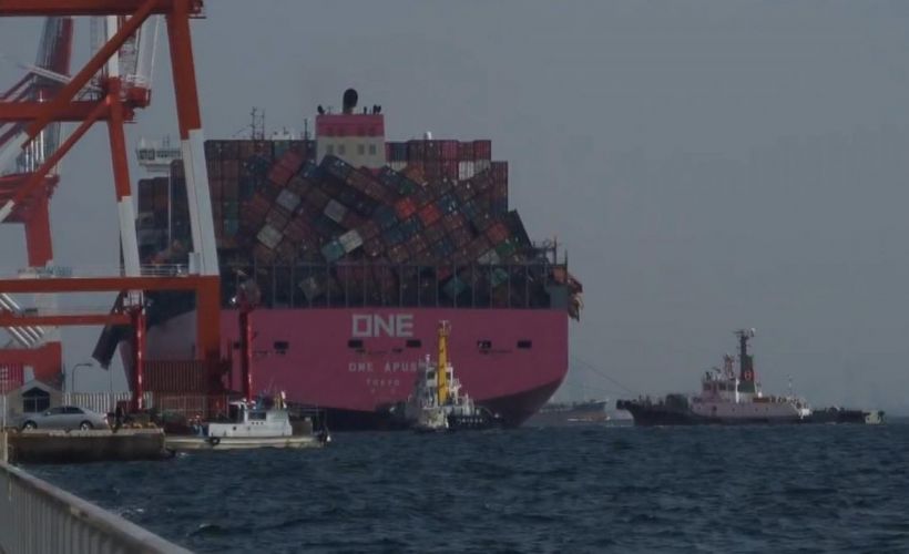 Japonya'da kargo gemisindeki iki bin konteyner devrildi