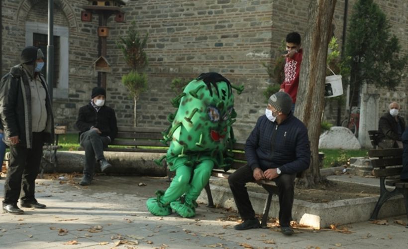 İnegöl'de 'koronavirüs kostümü'yle gezen belediye personelinden maske, mesafe, temizlik uyarısı