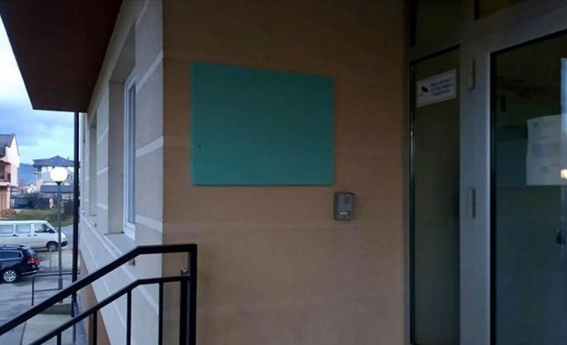 'Bosna Kasabı' Karadzic'in adı yazılı tabela öğrenci yurdunun duvarından kaldırıldı