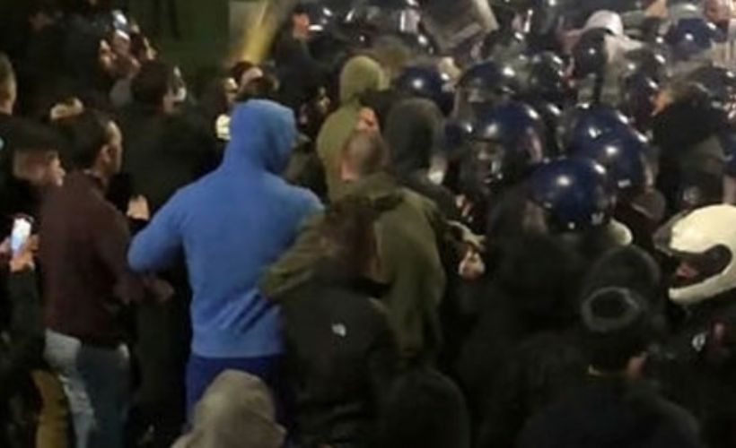 Güney Kıbrıs’ta protestocular televizyon binasını bastı