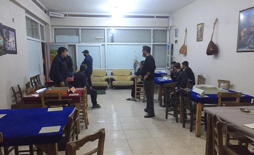 Kahvehanede mum ışığında kumar oynayanlara ceza yağdı