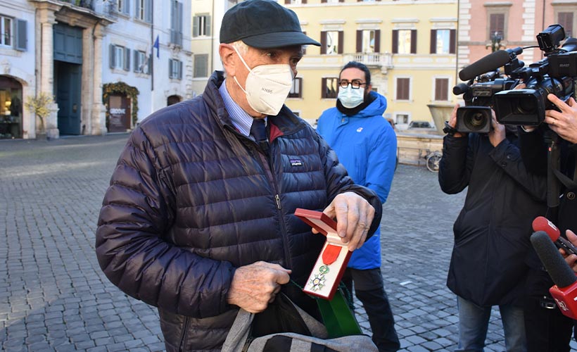 İtalyan gazeteci-yazar Augias, Fransız onur nişanını iade etti