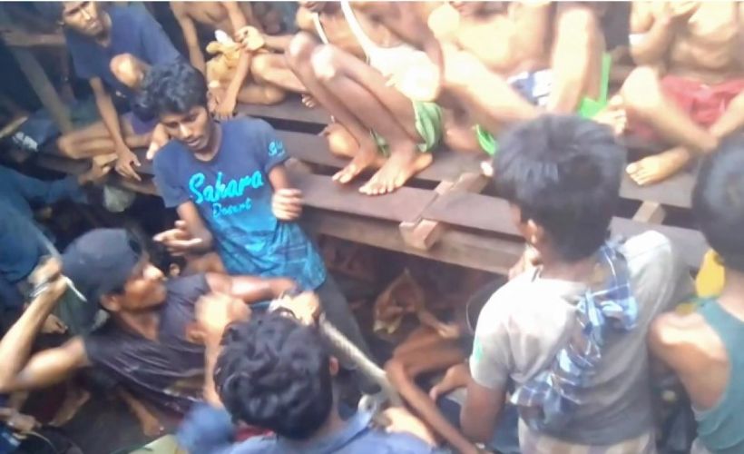 Arakanlı mültecileri taşıyan teknede şiddet görüntüleri