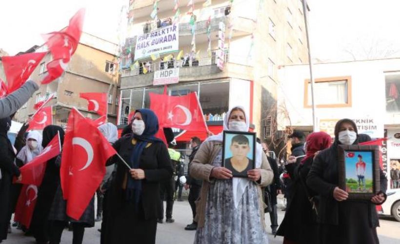 HDP'li grup, PKK'ya karşı eylem yapan mağdur anneleri taşladı