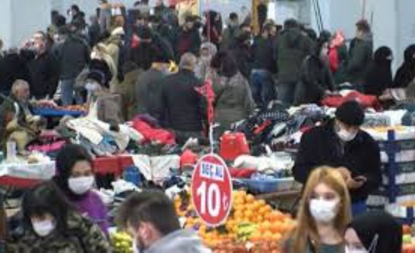 Salgına rağmen Kadıköy Cuma pazarında kuru kalabalık