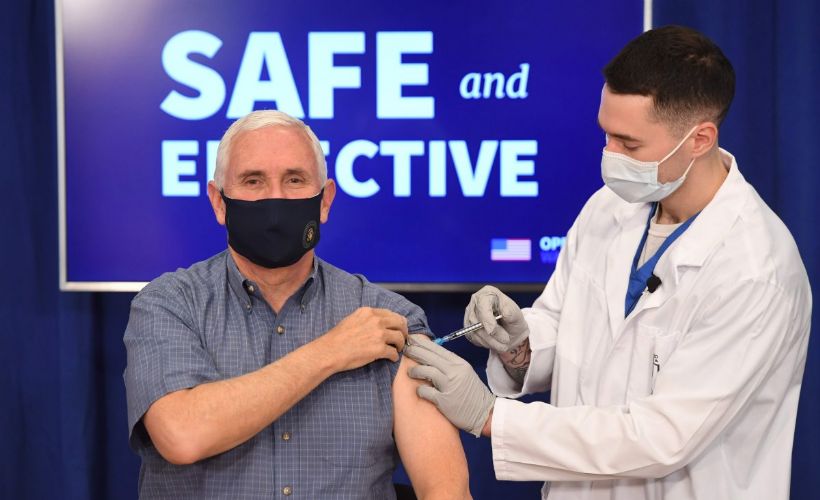 Mike Pence ve eşi canlı yayında koronavirüs aşısı oldu