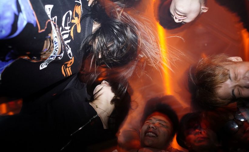 Dünya kapanırken Wuhan'daki sınırsız eğlenceye tepkiler sürüyor