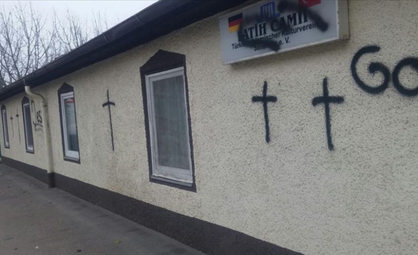 Almanya'da cami duvarına sprey boyayla haç çizildi, karalama yapıldı