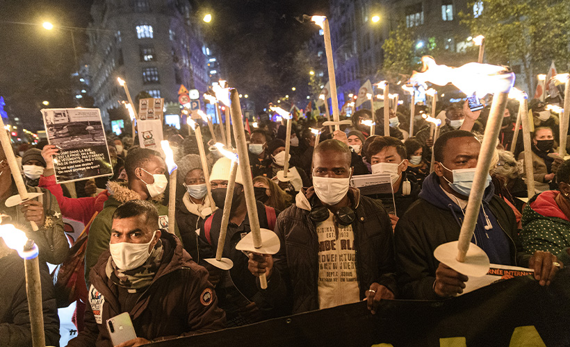 Fransa'da binlerce göçmen Macron hükümetini protesto etti