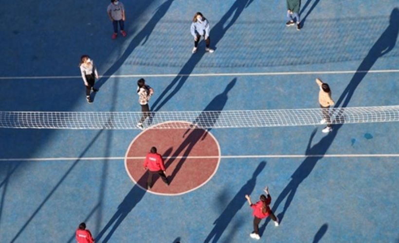 Lastiklerden yaptıkları sahada voleybol oynayan çocuklar yeni tesislerine kavuştu