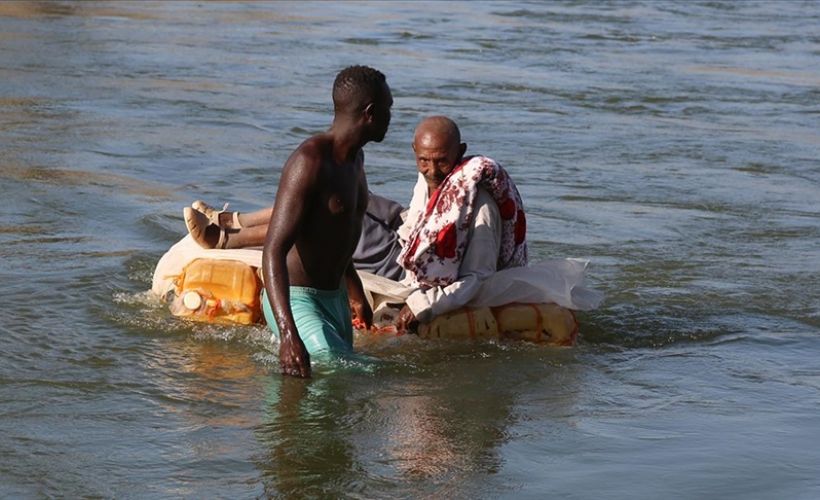 Çatışmalardan kaçan Etiyopyalılar, bidondan yapılmış sallarla nehri geçerek Sudan’a sığınıyor