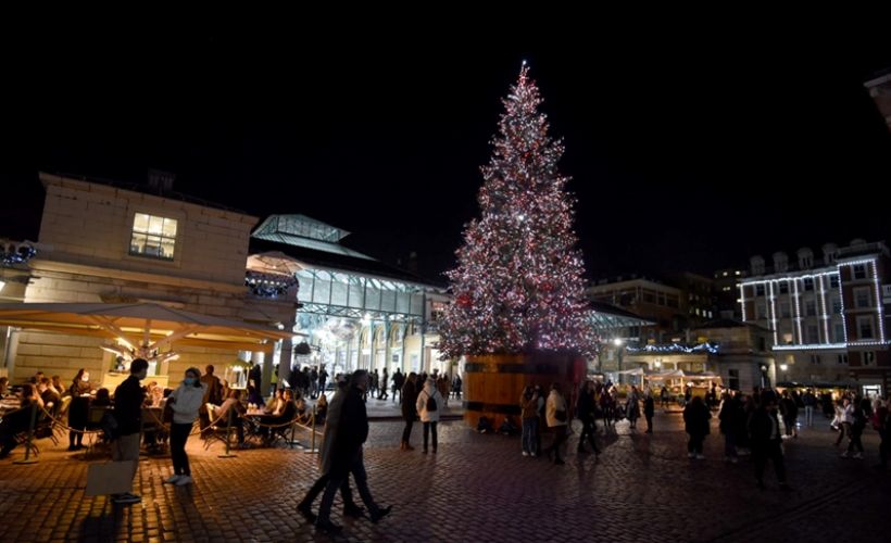 İngiltere'de Noel öncesi Kovid-19 önlemlerini sıkılaştırıldı