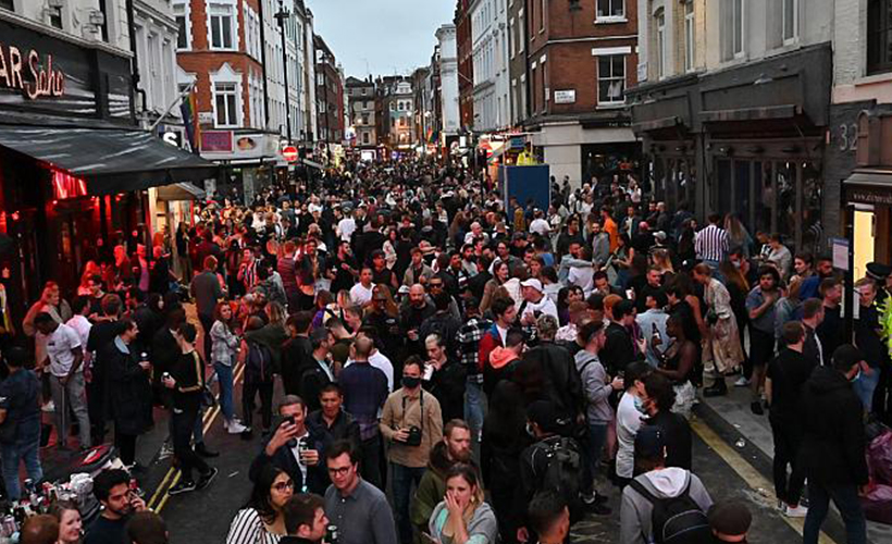 Londra'da halk mağazalara hücum etti