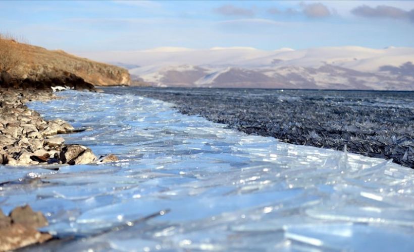 Çıldır Gölü'nde dalgaların ince buz tabakalarını kırıp kıyıya sürüklemesi görsel şölene dönüşüyor