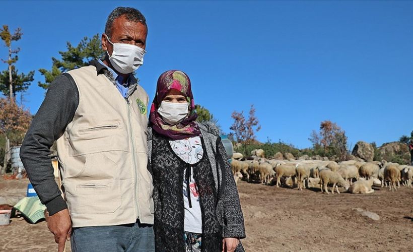 Koyunları yangında telef olan aileyi Bakan Pakdemirli sevindirdi