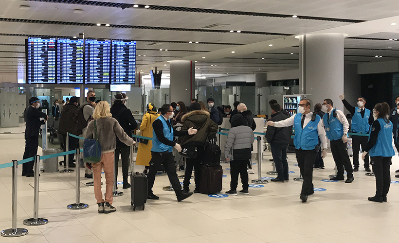 İngiltere'den İstanbul'a gelen yolculara koronavirüs testi yapıldı
