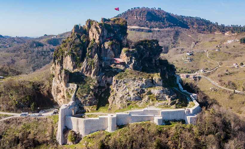 Ünye Kalesi’nin dehlizlerinde sikke, çömlek ve gülleler bulundu
