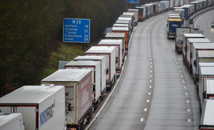 Johnson, Macron ile Fransa'nın tırlara getirdiği kısıtlamayı görüştü