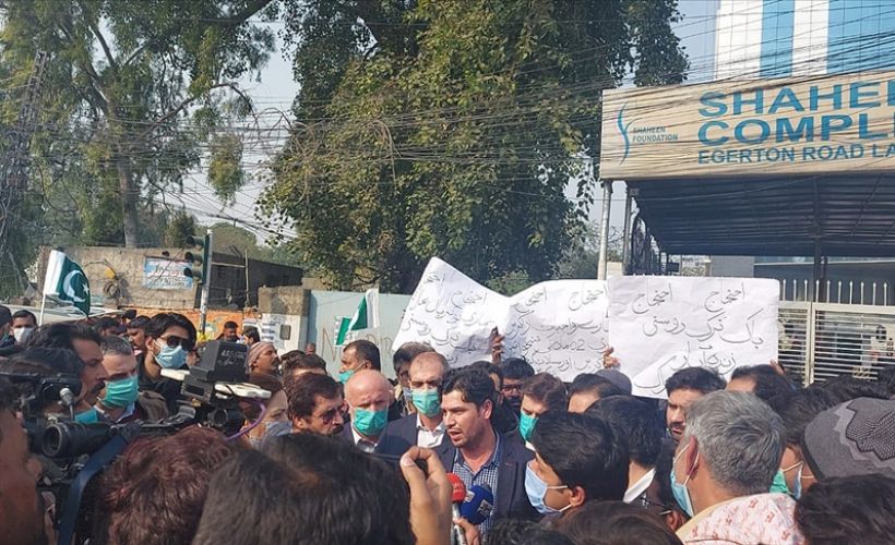 Pakistan'da şantiyelerine polis baskını düzenlenen Türk şirketinin çalışanları protesto düzenledi