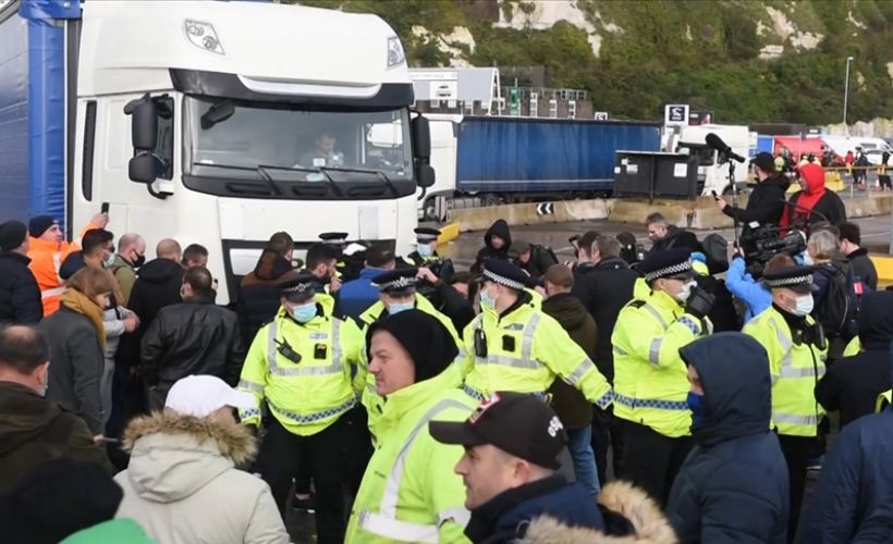 İngiltere'den Fransa'ya geçmek isteyen tır şoförleriyle polis arasında arbede yaşandı