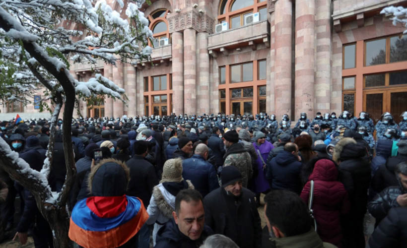 Paşinyan'a karşı başlatılan protestolar sürüyor